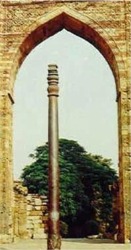 Soumis depuis des siècles aux pluies torrentielles 
et au soleil brûlant de l'Inde, 
ce pilier ne rouille pas.