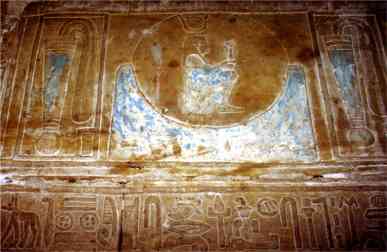 La desse Hathor entoure des objets et des symboles de ses mystres.