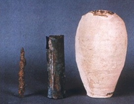 La pile lectrique du Muse de Bagdad: 
une tige de fer, un tube de cuivre, un pot en terre cuite, 
et du jus de citron.