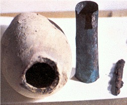 Dtails de la pile de Bagdad: 
remarquez l'chancrure sur le haut du tube de cuivre 
qui permet de laisser passer l'lectrolyte.
