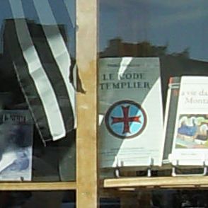 Librairie Ar Vro, à Audierne, ù l'on trouve L'AFFAIRE MORMON et LE CODE TEMPLIER